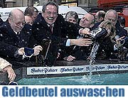Geldbeutel auswaschen zum Faschigns-Abschluss (Foto: Ingrid Grossmann)